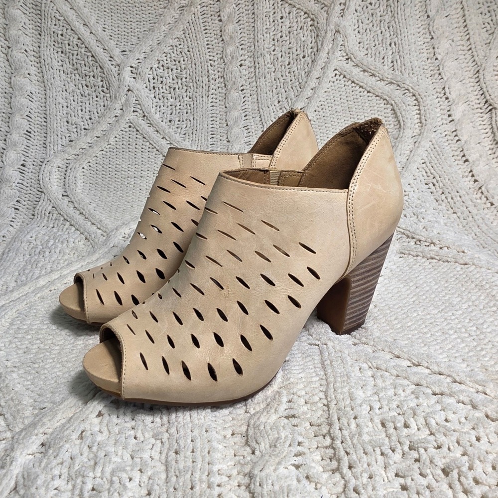 Clarks Artisan Peep Toe Booties Tan Leather‎ Laser Cut Women 6 M Excellent